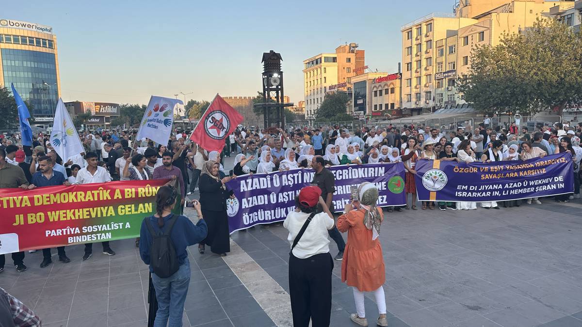 Marching for peace in Diyarbakır and the police