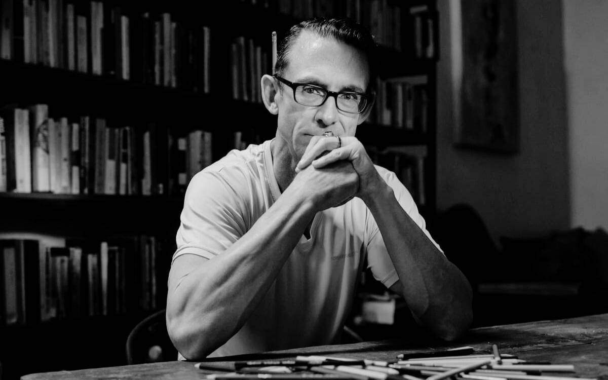 Kitabın yazarı Chuck Palahniuk'un siyah-beyaz bir fotoğrafı.