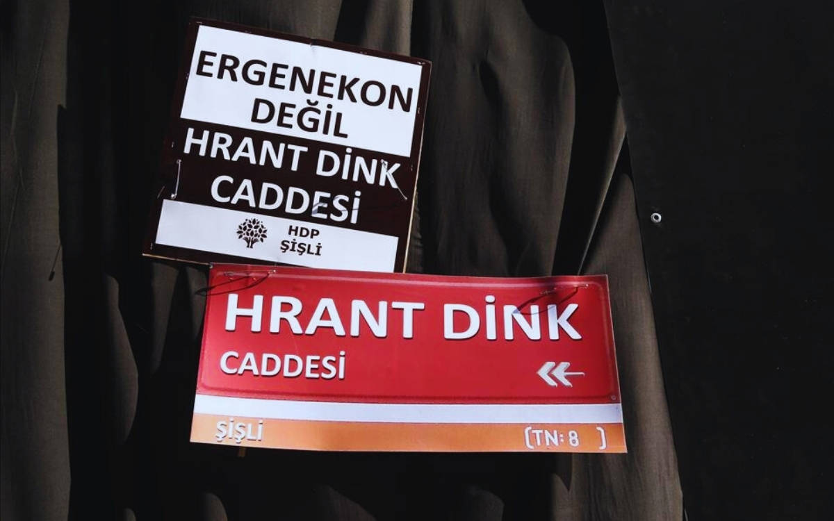 Hrant Dink Caddesi'ne 'Ergenekon Caddesi' ismi verilmesini protesto eden, temsili bir görsel.