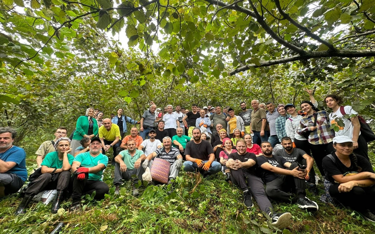 Fındıklı'da çay topladıktan sonra fotoğraf çektiren kadın ve erkekler.