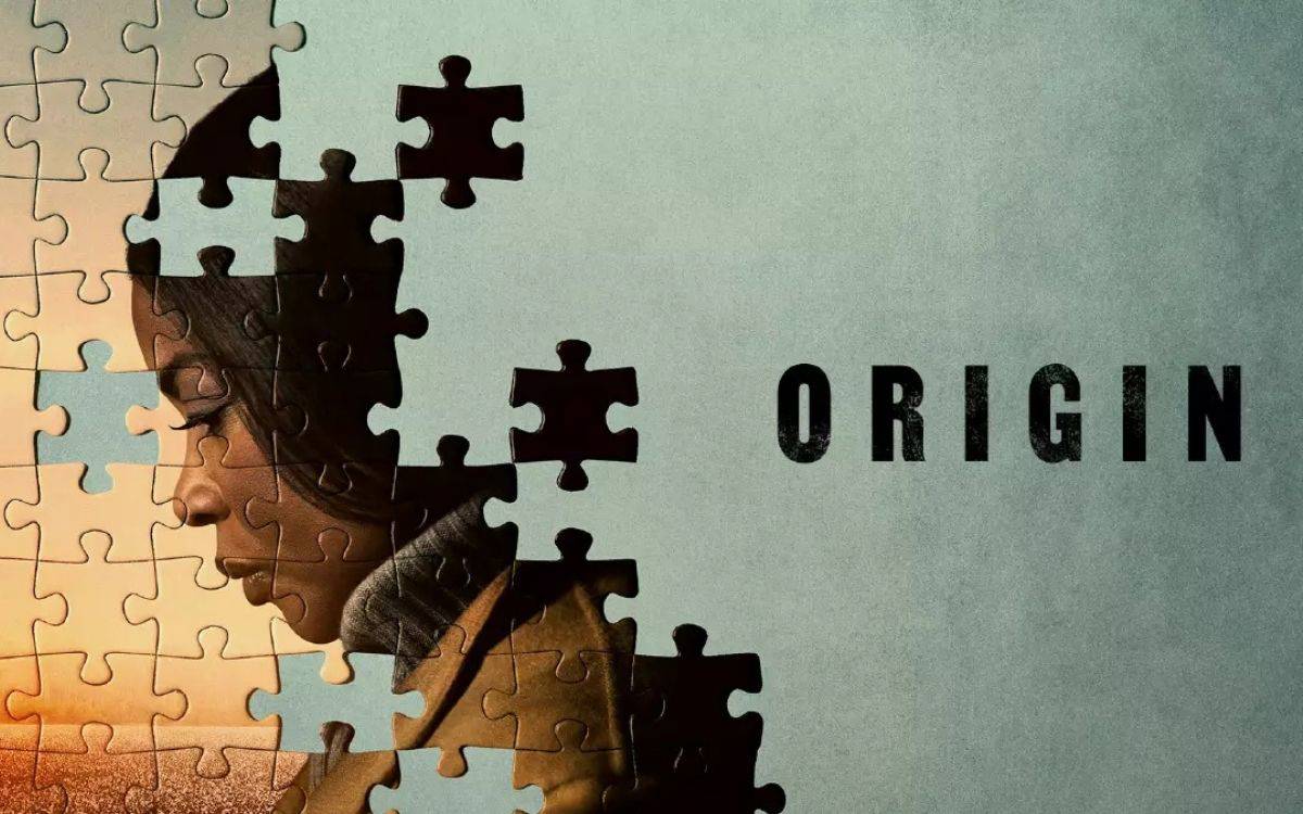 Bu görsel, "Origin" başlıklı bir film veya projenin tanıtım posteri gibi görünüyor. Görselin sol tarafında, siyahi bir kadının profilden görünümü yer alıyor. Kadın, başını öne eğmiş, derin düşüncelere dalmış gibi bir ifadeye sahip. Yüzü ve bedeni, bir yapboz parçası gibi bölünmüş, bazı parçalar eksik ve yerleri boş kalmış. Bu yapboz metaforu, kadının kimliğinin veya hikayesinin parçalı olduğunu, belki de tam bir resim oluşturmak için bir araya getirilmesi gereken eksik yönlerin olduğunu ima ediyor.