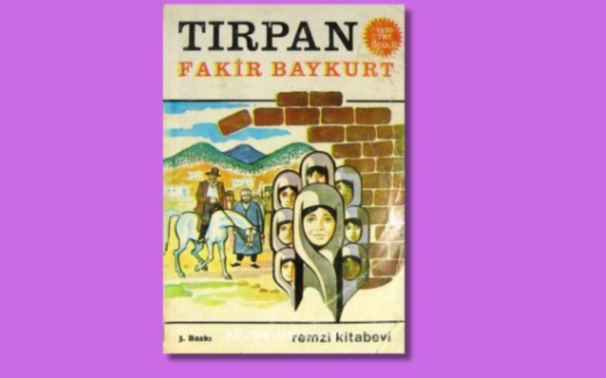 Görselde Fakir Baykurt'un "Tırpan" adlı kitabının kapağı yer alıyor. Kitap kapağında pastel tonlarda bir çizim var. Çizimde, arka planda dağların bulunduğu bir köy sahnesi, ata binmiş bir adam ve çevresinde başka köylü figürleri yer alıyor. Kapak tasarımında önde dikkat çeken bir grup kadın yüzü var; kadınlar başörtülü ve birbirine yakın bir şekilde resmedilmiş. Kapak üzerinde yazarın adı "Fakir Baykurt" ve kitabın adı "Tırpan" büyük harflerle yazılmış. Sol üst köşede kitabın ödül aldığını belirten bir işaret bulunuyor. Zemin, kapağın çevresinde mor bir arka planla çevrilmiş.