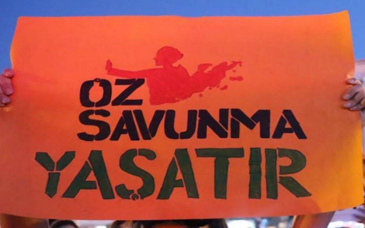 Yüklediğiniz görselde, turuncu bir arka plan üzerine siyah ve yeşil renklerle yazılmış şu ifade yer alıyor:  "Öz Savunma Yaşatır"  Metnin üst kısmında kırmızı renkli bir figür dikkat çekiyor. Figür, güçlü bir duruş sergileyen bir insan siluetine benziyor ve arka planda etkileyici bir vurgulama yapılmış. Bu görsel, özellikle öz savunma konusundaki farkındalık ya da savunuculuk mesajı içeren bir etkinlik ya da kampanyayı temsil ediyor olabilir. Görüntü, dayanışma ve mücadele ruhunu yansıtan güçlü bir mesaj taşıyor.