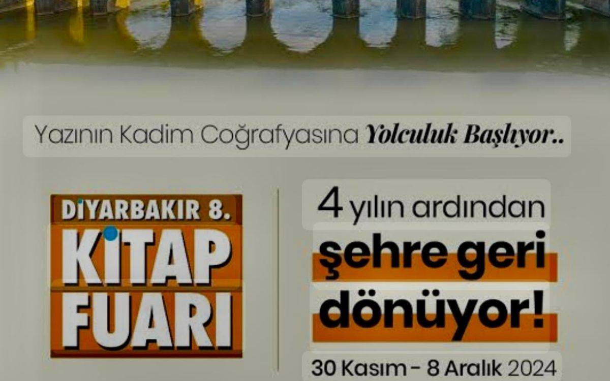 Görsel, Diyarbakır’da düzenlenecek olan "Diyarbakır 8. Kitap Fuarı"nı tanıtan bir afiş içeriyor. Afişte şu mesajlar yer alıyor:  Üst kısımda: "Yazının Kadim Coğrafyasına Yolculuk Başlıyor.." ifadesi yer alıyor. Orta kısımda, büyük ve dikkat çekici şekilde: "4 yılın ardından şehre geri dönüyor!" yazısı vurgulanmış. Alt kısımda ise fuarın tarih aralığı belirtilmiş: "30 Kasım - 8 Aralık 2024". Afişte turuncu ve beyaz renkler ağırlıkta olup, "Diyarbakır 8. Kitap Fuarı" logosu dikkat çekiyor. Ayrıca arka planda hafifçe görülen tarihi bir yapının suya yansıması bulunuyor. Bu etkinlik, kültürel bir buluşma ve edebiyatseverler için bir fırsat niteliği taşıyor.