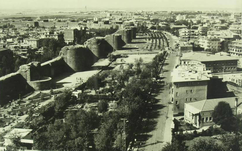 Diyarbakır'ın 1969'da çekilmiş siyah beyaz bir fotoğrafı. Solda Diyarbakır surları, surların içinde ve dışında yerleşim yerleri görülüyor.