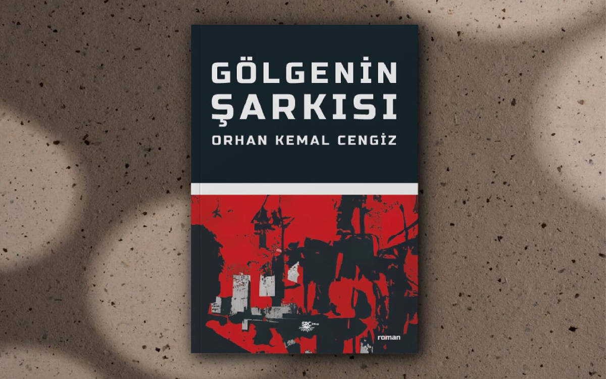 Görselde, "Gölgelerle İn Muhasebesi Adına" başlıklı bir kitap ya da etkinlik tanıtımı yer alıyor. Başlık, büyük ve dikkat çekici şekilde yazılmış. Arka planda oldukça derin bir atmosfer hakim, karanlık tonların ve belirli ışık vurgularının kullanıldığı bir tasarım söz konusu. Tasarımda, gölge ve ışığın etkili bir şekilde kullanılması dikkat çekiyor. Bu, başlığın anlamını pekiştiren bir öğe olabilir: "gölge" teması, bilinçaltı, geçmiş veya kayıp gibi konuları çağrıştırabilir.  Afişin içeriği, muhtemelen insan ruhunun, geçmişin veya toplumsal bir durumu sorgulayan bir temaya sahip. Gölgelerle ilgili figürlerin varlığı, görselin derinlik ve anlam taşıyan bir yapıya sahip olduğunu gösteriyor. Tasarımda kullanılan simgesel öğeler, daha fazla anlam taşıyan bir anlatıyı izleyiciye sunmak amacıyla seçilmiş.