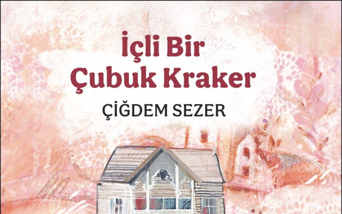 Görselde, Çiğdem Sezer’in yazdığı "İçli Bir Çubuk Kraker" adlı kitabın kapağı yer alıyor. Kapakta, pastel tonlarda bir arka plan hâkim. Arka planda yumuşak pembe, krem ve turuncu renkler kullanılarak huzurlu ve nostaljik bir atmosfer yaratılmış. Bu arka planın üzerinde, bir ev resmi dikkat çekiyor. Ev, ahşap detaylara sahip, sade bir yapıda ve nostaljik bir mahalle evi havası veriyor.