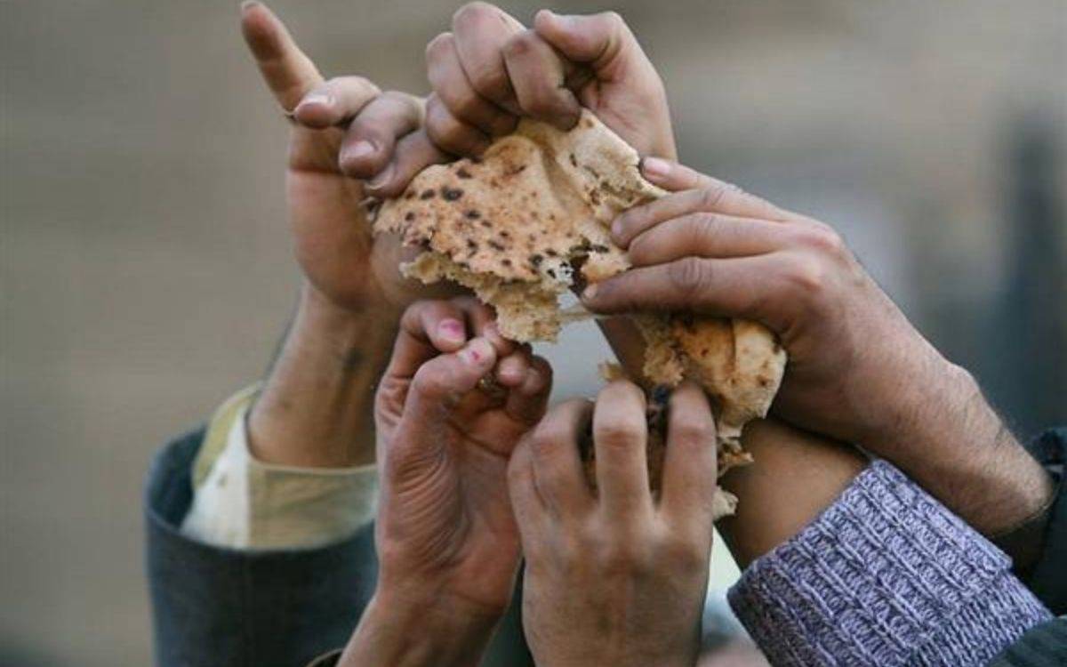 Fotoğrafta, bir grup el aynı anda bir parça ekmeği tutmaya çalışıyor. Ellerin farklı yaş ve cinsiyetlerden kişilere ait olduğu anlaşılıyor. Ekmeğin çevresindeki yoğunluk, kaynaklara erişim mücadelesini ve paylaşımın zorluğunu simgeliyor. Arka plan flu bir şekilde bırakılarak sahneye odaklanılmış. Görsel, yoksulluk, açlık ya da temel ihtiyaçların karşılanamaması gibi sosyal sorunlara dikkat çekiyor.