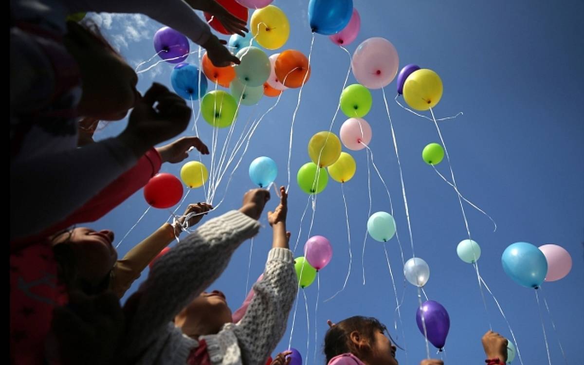 Çocuklar kumdan kalelere bayrak dikmeyi nasıl öğrendiler?