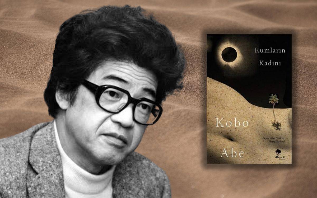 Bu görsel iki bölmeden oluşan bir kolaj niteliğinde. Sol tarafta siyah beyaz bir portre fotoğrafı, sağda ise bir kitap kapağı yer almakta.  Sol tarafta: Siyah beyaz bir portre fotoğrafı görülüyor.  Fotoğraftaki kişi orta yaşlarında bir erkek. Dalgalı, dağınık saçları ve kalın çerçeveli gözlükleri var.  Üzerinde klasik desenli bir ceket ve koyu renk bir boğazlı kazak bulunuyor.  Yüz ifadesi ciddi, düşünceli ve hafifçe sorgulayıcı.  Fotoğraf eski bir dönem hissi veriyor; yazı makinesi ve analog ortam da bu izlenimi destekliyor.