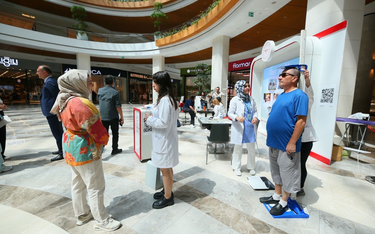 Şehir meydanlarında ve alışveriş merkezlerinde insanlar sıraya diziliyor. Karşımıza bir masa kurulmuş, boyumuz ölçülüyor, kilomuz tartılıyor, ardından vücut kitle endeksimize göre “normal miyiz değil miyiz” diye sınıflandırılıyoruz. Eğer “normal” değilsek bir sağlık birimindeki diyetisyene yönlendiriliyoruz. Sağlık Bakanlığı'nın yürüttüğü bu uygulama; ilk bakışta "toplum sağlığı önemseniyor" izlenimi verebilir, ancak bu tür bir müdahaleyi sağlamcılık bağlamında düşündüğümüzde rahatsız edici bir tablo ortaya çıkıyor. Öncelikle, hastalıkla engellilik arasındaki farkı açıkça belirtmem gerekir. Hastalık; genellikle ilerleyici, ağrılı ve zamanla yaşamı tehdit edebilen, tedavi ya da müdahale gerektiren bir durumdur. Buna karşılık engellilik , çoğu zaman kişinin bedensel özelliklerinden değil, bu özelliklerin toplumla ve mekânla uyumsuzluğundan kaynaklanır. Örneğin ben körüm; ağrı sızı çekmiyorum, bu durum bedenimin başka bir yerine yayılmıyor, hayatımı tehdit etmiyor. Yaşadığım sorunlar, çev