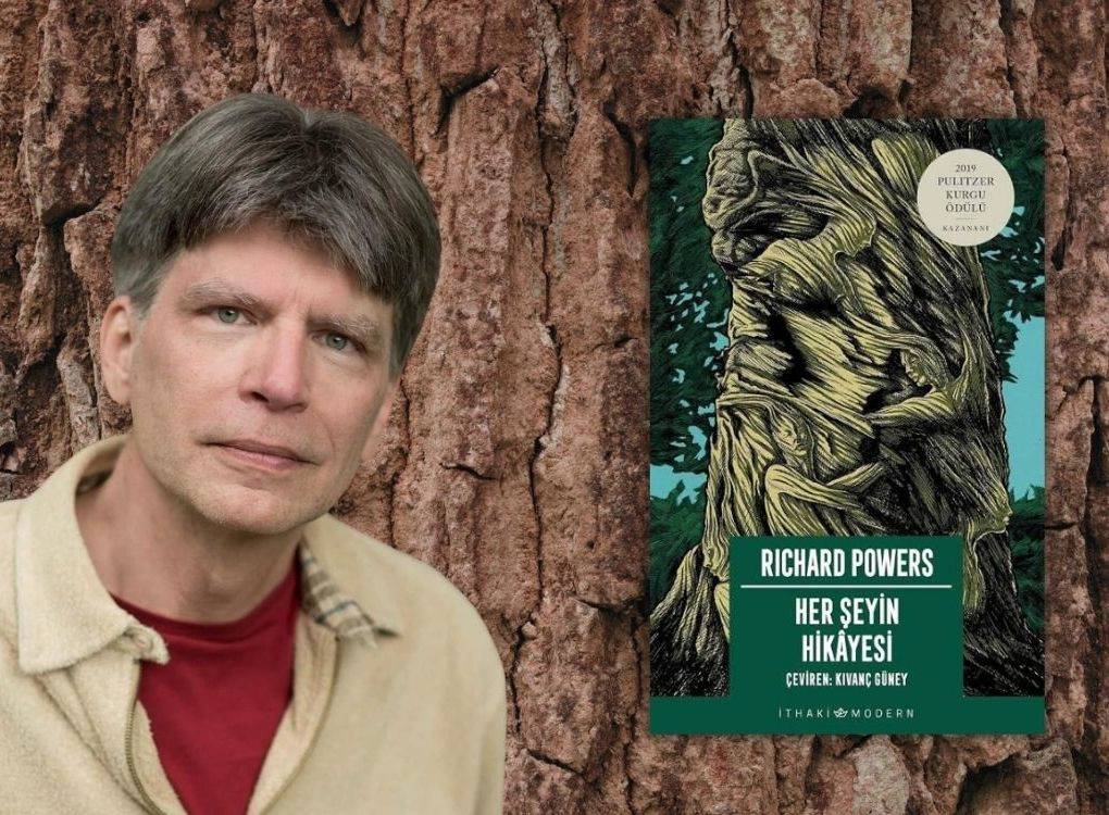 Bu görsel, yazar ve kitabının bir arada yer aldığı dikkat çekici bir kompozisyon sunuyor. Sol tarafta, Richard Powers yer almakta. Orta yaşlı, düz kahverengi saçlı, açık tenli ve ciddi bakışlı bir portreyle sunulmuş. Üzerinde bej rengi kalın bir gömlek ve içinde kırmızı tişört var. Arka plan ağaç kabuğu dokusuna sahip; bu da doğa temasıyla ilgili bir vurgu taşıyor.  Görselin sağ tarafında ise Richard Powers’ın Türkçeye çevrilmiş kitabı yer alıyor: "Her Şeyin Hikâyesi". Kitabın kapağında, bir ağaca sarılmış iki insan figürünün ağacın gövdesiyle bütünleştiği etkileyici bir illüstrasyon bulunuyor.