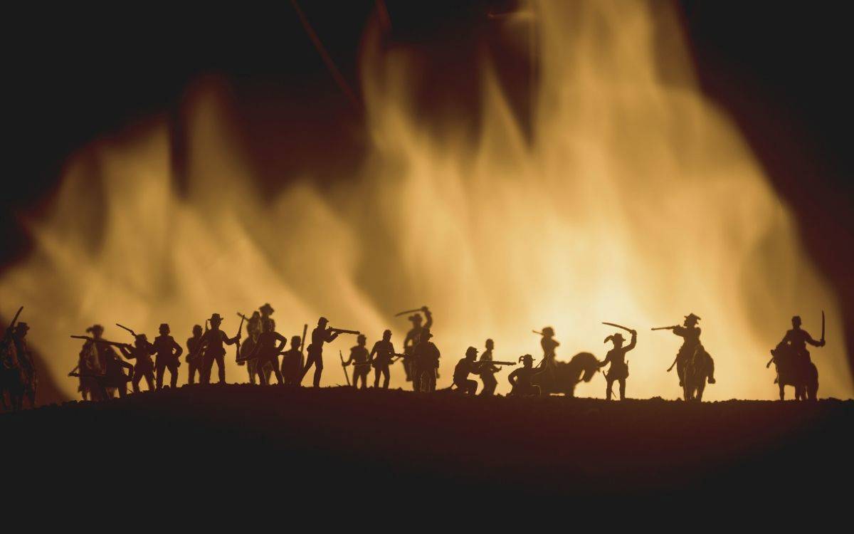 Görselde, karanlık bir zemin üzerinde silüet halinde görünen çok sayıda figür yer alıyor. Bunlar, tarihi ya da fantastik bir savaşı andıran minyatür asker figürleri. Figürler çeşitli pozisyonlarda; kimisi kılıç, kimisi tüfek taşırken, bazıları at üstünde. Sağda ve solda süvariler öne çıkıyor.