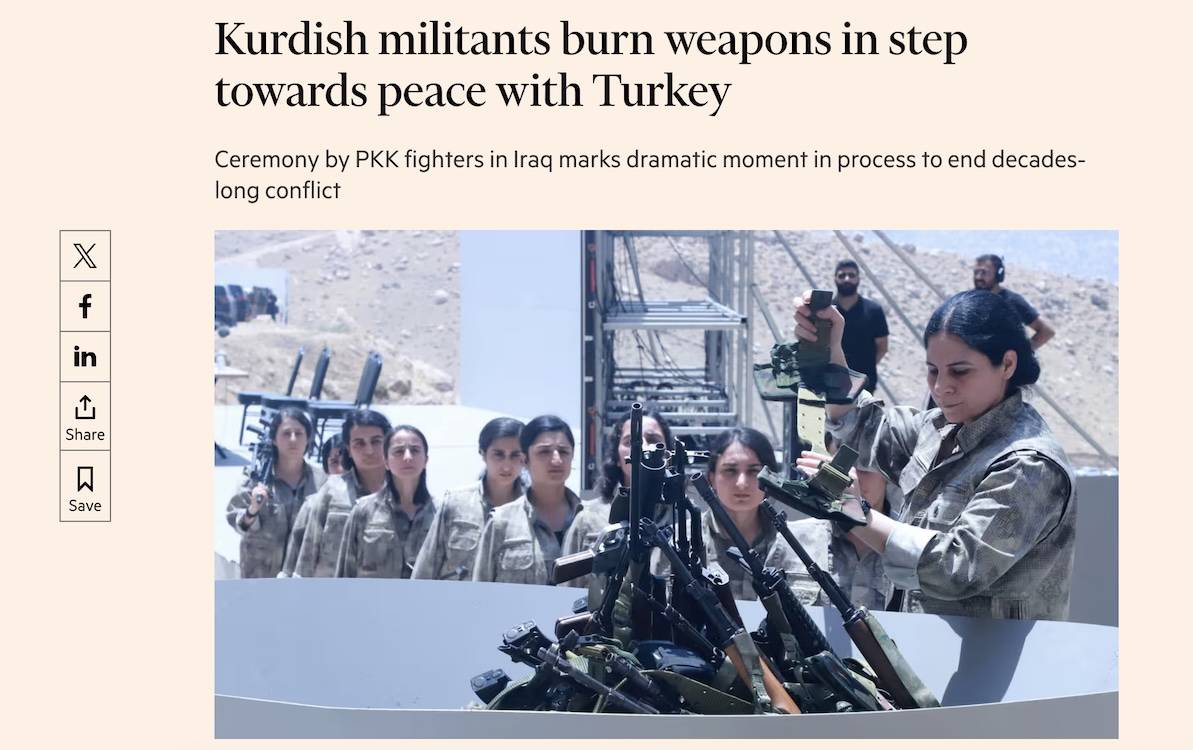 Kürt militanlar silahlarını yakarak Türkiye'yle barışa adım atıyor