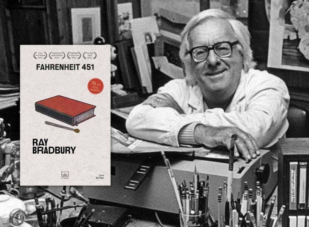 Görüntüde, ünlü Amerikalı yazar Ray Bradbury, çalışma alanında oturuyor. Öndeki kısımda, Fahrenheit 451 adlı ünlü kitabının özel bir baskısı yer alıyor. Kitap kapağı minimalist bir tasarıma sahip; kırmızı bir kitap ve bir kibrit çöpü gösteriliyor, ayrıca kitabın 70. yıl dönümü kutlanıyor. Bradbury, masasına yaslanmış ve kollarını kavuşturmuş şekilde gülümseyerek kameraya bakıyor. Masası, kalemler, kurşun kalemler ve çeşitli yazı araçlarıyla dolu, oldukça dağınık. Arka planda ise yaratıcılığını yansıtan raflar ve bazı resimler görülüyor. Genel olarak ortam, yazarın yaratıcı hayatını ve düzenli bir şekilde dağılmış olan çalışma alanını yansıtıyor.
