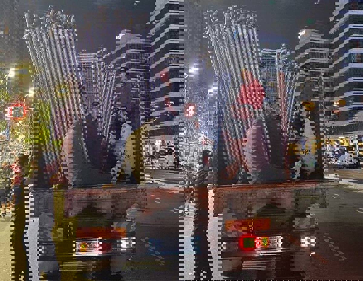 Refugee workers made to set up police barricades that have become part of İstanbul’s texture