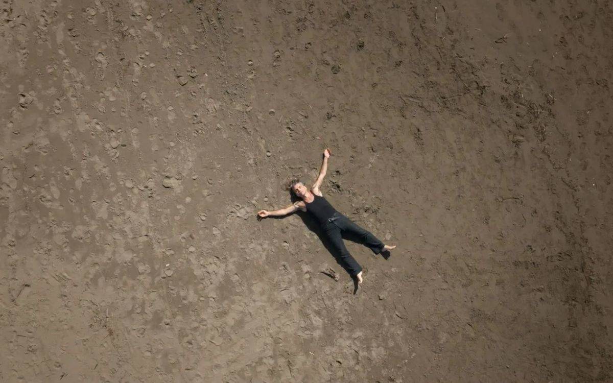 Tinitus belası şarkıcıyı bulunca…