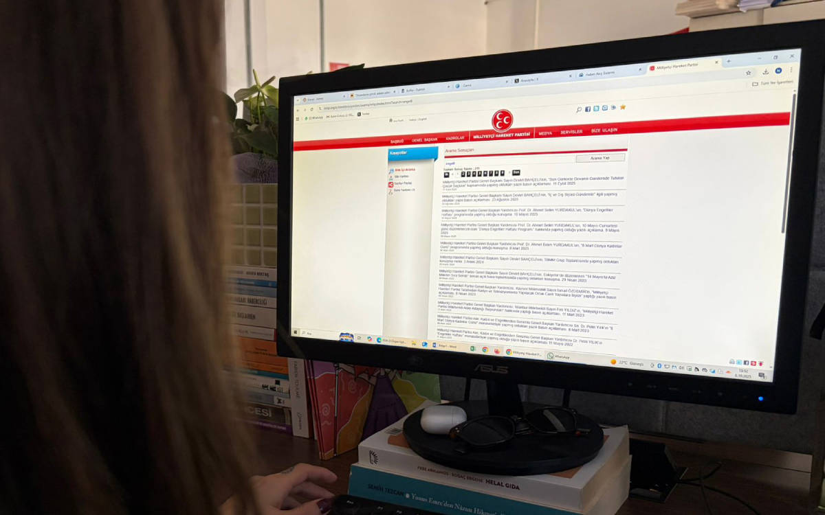 Fotoğrafta bilgisayar başında MHP'nin internet sitesinde arama yapan bir kişi gözüküyor.