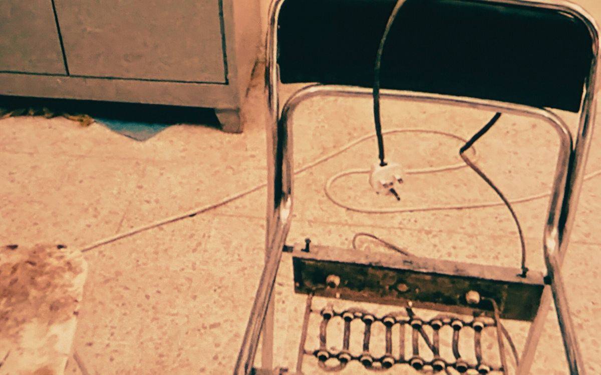 "Karanlıkta Dersler" filminden bir kare var. Bu karede işkence aletleri görülüyor.