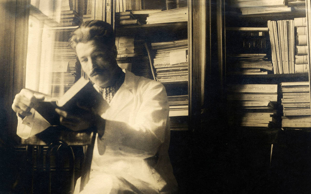 Hikmet Kıvılcımlı elinde bir kitap okuyor.