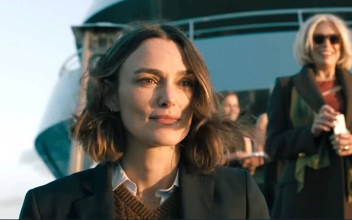 Kısa saçlı bir kadın uzaklara bakıyor bir filmde kare.