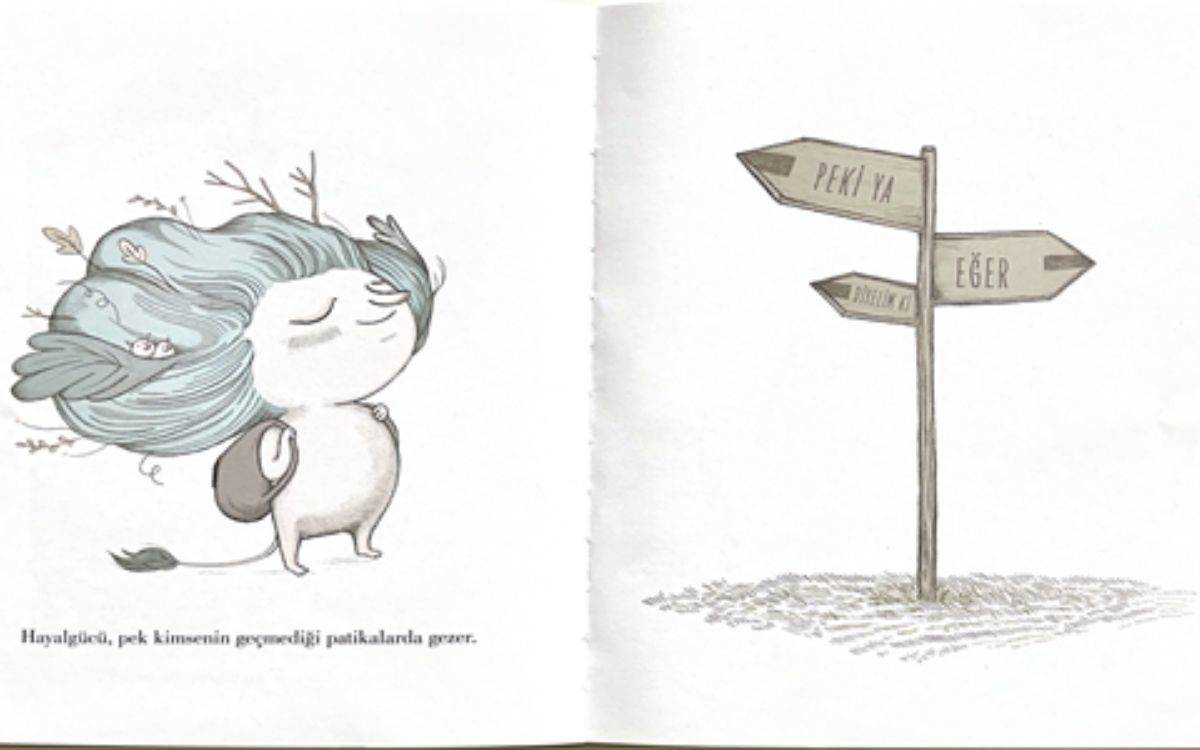 Soldaki sayfada, sevimli, hayal kahramanını andıran küçük bir karakter var. Gövdesi yuvarlak, bacakları kısa, sırtında küçük bir sırt çantası taşıyor. Kuyruğunun ucunda koyu renk bir tüy var. En dikkat çekici yanı ise saçları: Başından geriye doğru savrulan, dalgalı, mavi-yeşil tonlarda upuzun saçlar yapraklar, dallar ve küçük kuşlarla dolu. Sanki saçlarının içinde küçük bir orman taşıyormuş gibi. Gözleri kapalı, yüzünde huzurlu, kendinden emin bir ifade var. Altında “Hayalgücü, pek kimsenin geçmediği patikalarda gezer.” cümlesi yazıyor.