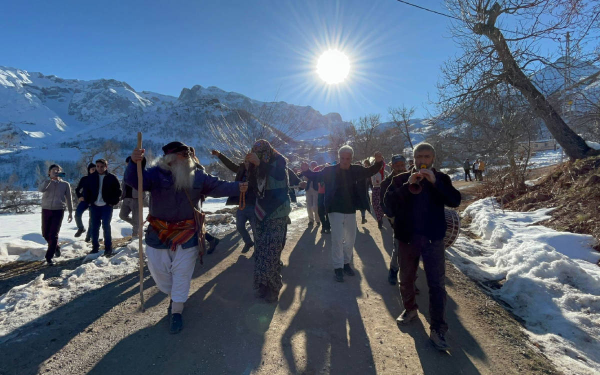 Hepsinin elinde bir saat bir sümbülteber