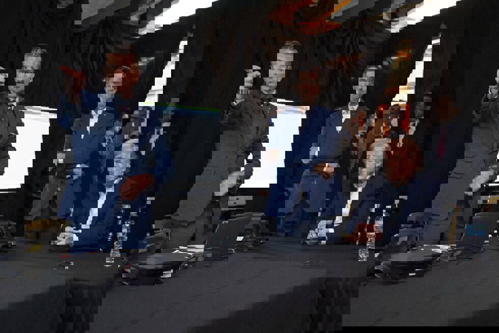 ABD Başkanı Donald Trump ve Merkezi İstihbarat Teşkilatı (CIA) Direktörü John Ratcliffe ABD'nin operasyonu sonrası alıkonulan Venezuela Devlet Başkanı Nicolas Maduro ve eşi Cilia Flores'i taşıyan uçağın New York kentinin kuzeyindeki yakınındaki bir üsse indirilmesini takip etti.