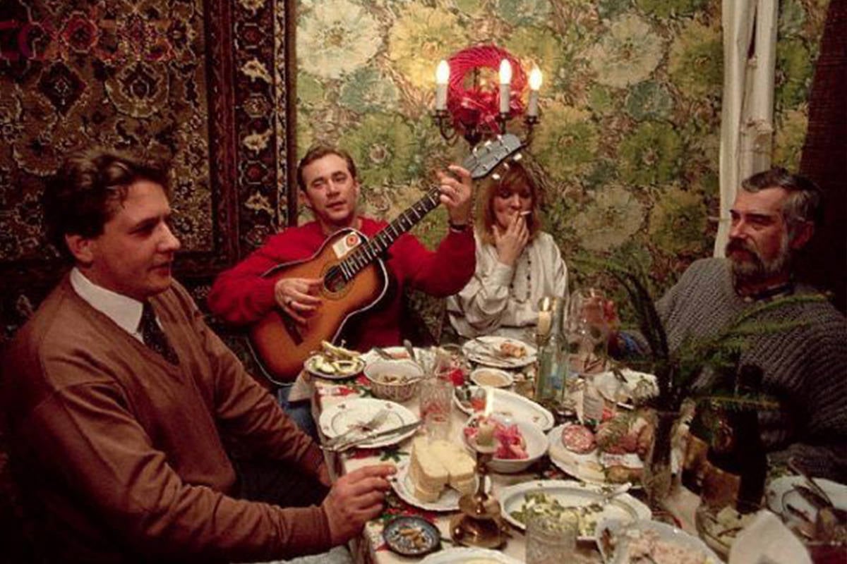 Neşeli militanlıktan kutlama sofrasına