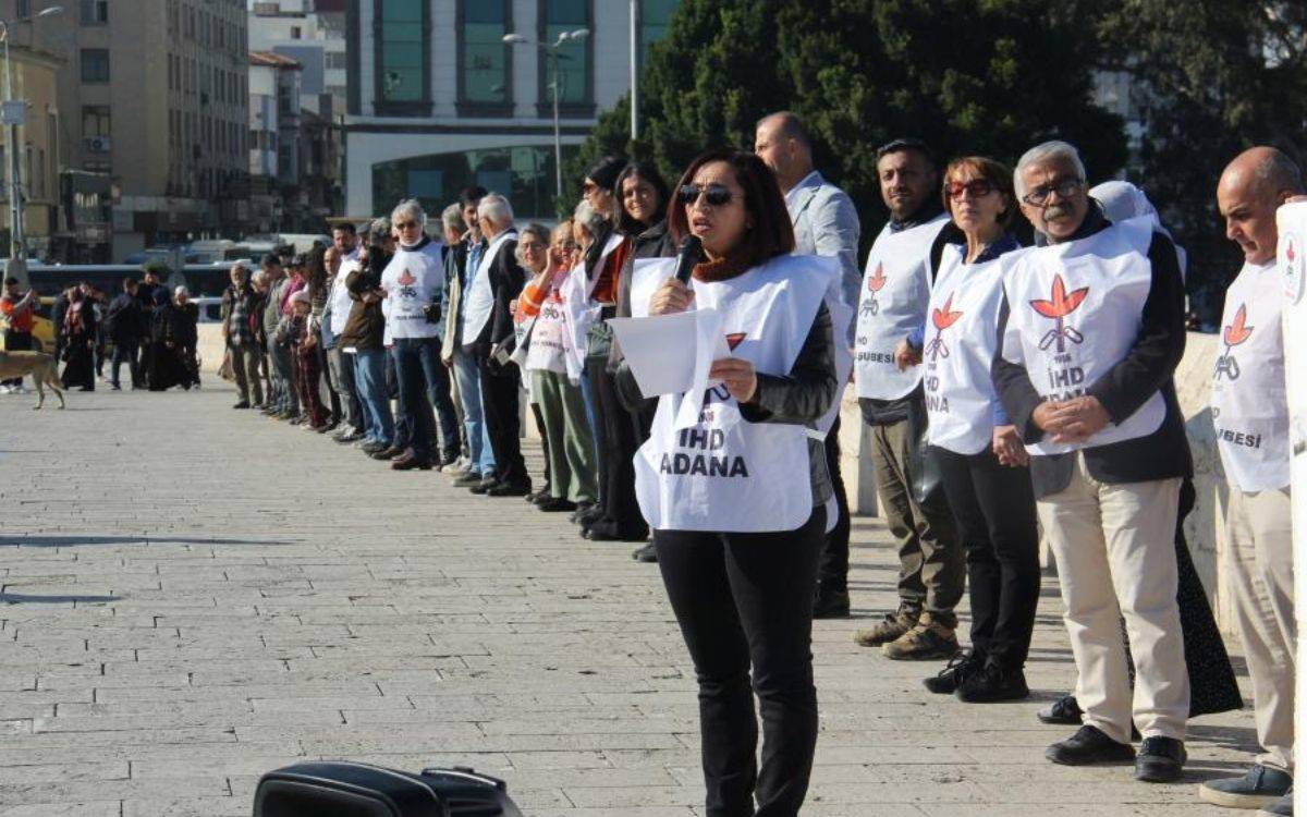 İnsan onuru ve barış için çabalıyoruz
