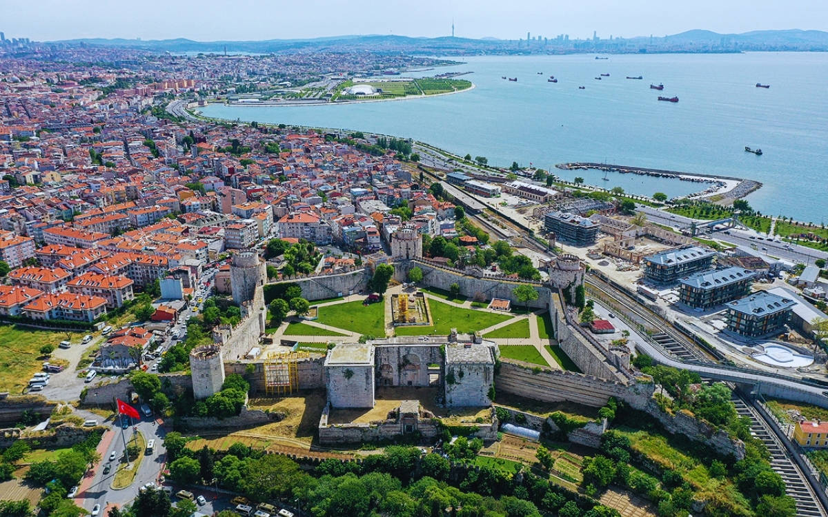 Yedikulelerin esrarı, müzik ve siyaset