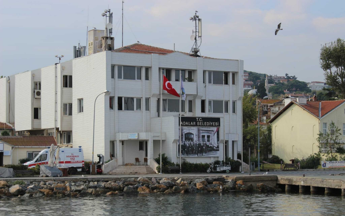 Adalar’da belediye başkanı olmak zor zanaat